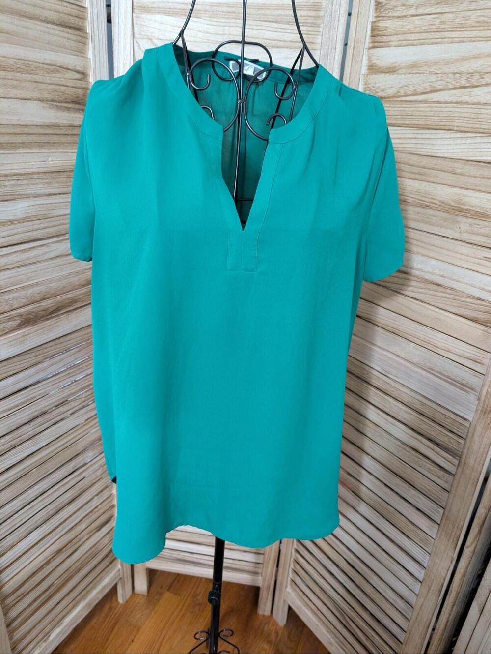 PLEIONE Women's Solid Kelly Green V Neck Short Sleeve Blouse Size Small